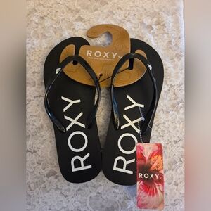 NWT- Roxy Black Flip Flops (Size 7)